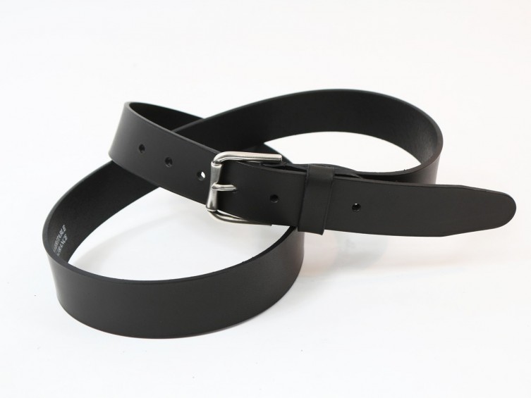 la femme de ceinture en cuir