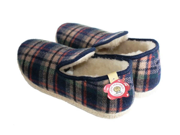 Confortable, durable, à la mode - Une paire de pantoufles en laine