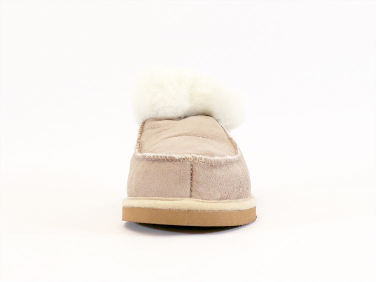 les chaussures de femme de pantoufle sont faites de cuir